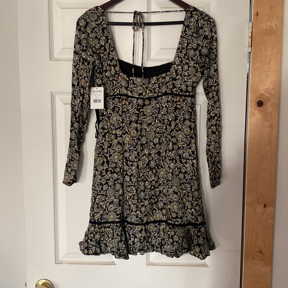 Freepeople , Black w/ Light blue lilac yellow flower. Size 0 (xs) Never worn !! - Picture 4 of 4